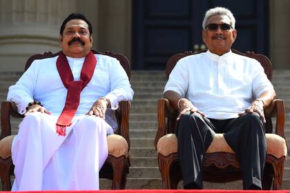En esta foto de archivo tomada el 22 de noviembre de 2019, el nuevo presidente de Sri Lanka, Gotabaya Rajapaksa (derecha), y su hermano, el primer ministro, Mahinda Rajapaksa, posan para una fotografía grupal después de la ceremonia de juramentación ministerial en Colombo