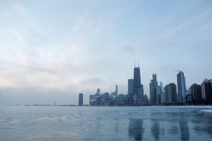 En esta foto de archivo tomada el 23 de diciembre de 2022, la niebla se eleva desde el lago Michigan al amanecer en Chicago.