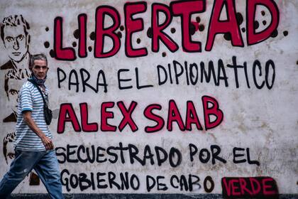 En esta foto de archivo tomada el 23 de febrero de 2021, un grafiti dice "Libertad para el diplomático Alex Saab, secuestrado por el gobierno de Cabo Verde" en Caracas.