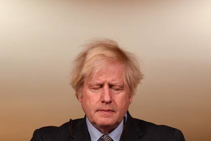 En esta foto de archivo tomada el 26 de enero de 2021 el primer ministro británico Boris Johnson cierra los ojos mientras dirige una rueda de prensa virtual en el interior del número 10 de Downing Street en el centro de Londres.