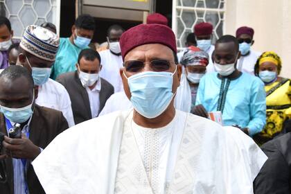En esta foto de archivo tomada el 27 de diciembre de 2020, el candidato presidencial de Níger, Mohamed Bazoum, abandona el colegio electoral después de emitir su voto en Niamey durante las elecciones presidenciales y legislativas de Níger