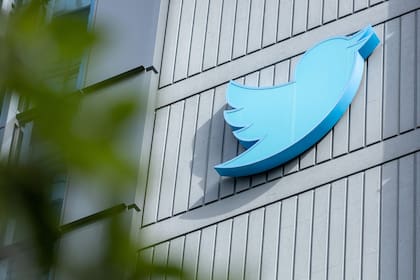 En esta foto de archivo tomada el 28 de octubre de 2022, el logotipo de Twitter fuera de su sede en San Francisco, California.