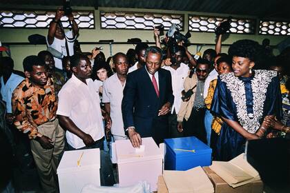 En esta foto de archivo tomada el 29 de septiembre de 1992, el presidente de Angola, José Eduardo dos Santos, y su esposa, Ana Paula, votan por las primeras elecciones generales libres del país en Luanda. El expresidente murió en Barcelona, a los 79 años. (Photo by Guilherme VENANCIO / LUSA/AFP / AFP)