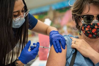 En esta foto de archivo tomada el 29 de marzo de 2021, Fransella Kriestel recibe su segunda dosis de la vacuna de Moderna contra la Covid-19 en un sitio de vacunación en San Antonio, Texas