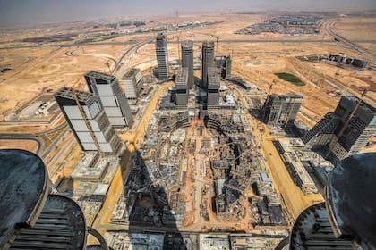 En esta foto de archivo tomada el 3 de agosto de 2021 desde el rascacielos "Iconic Tower" se muestra una vista del trabajo de construcción en curso en el "distrito comercial y financiero" del megaproyecto "Nueva capital administrativa" de Egipto