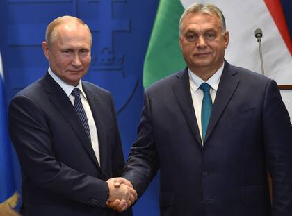 En esta foto de archivo tomada el 30 de octubre de 2019 el primer ministro húngaro Viktor Orban y el presidente ruso Vladimir Putin se dan la mano después de una conferencia de prensa en la residencia de la oficina del primer ministro en Budapest.