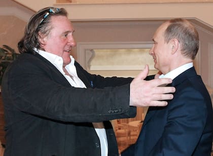 En esta foto de archivo tomada el 5 de enero de 2013 el presidente ruso Vladimir Putin saluda al actor francés Gerard Depardieu durante una reunión en Sochi 