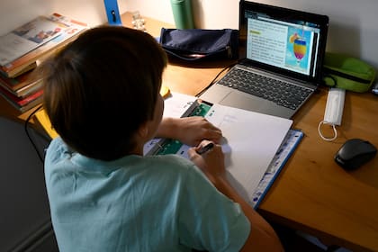 En esta foto de archivo tomada el 6 de abril de 2021, un niño hace su tarea desde su computadora en Marsella, en el sur de Francia. En el país,  casi un de cada tres niños ya han estado expuestos a contenido pornográfico a los 12 años