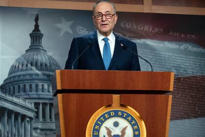 En esta foto de archivo tomada el 6 de enero de 2021, el líder de la minoría del Senado de Estados Unidos, Chuck Schumer, demócrata de Nueva York, habla durante una conferencia de prensa en el Capitolio en Washington, DC