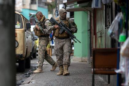 En esta foto de archivo tomada el 6 de octubre de 2018, miembros de la Unidad de Policía Especial (BOPE) patrullan durante una operación de seguridad en la favela Complexo do Alemao en Río de Janeiro, Brasil, en vísperas de las elecciones generales