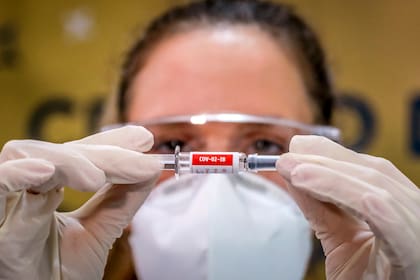 En esta foto de archivo tomada el 8 de agosto de 2020 una enfermera muestra una vacuna contra el coronavirus producida por la empresa china Sinovac Biotech en el Hospital Sao Lucas, en Porto Alegre, sur de Brasil