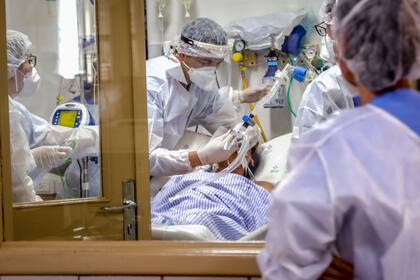 En esta foto de archivo tomada el 9 de diciembre de 2020, un paciente es tratado en la Unidad de Cuidados Intensivos de coronavirus en el Hospital Santa Casa de Misericordia en Porto Alegre, Brasil