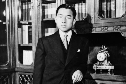 En esta foto de archivo tomada en los años 50, el Príncipe Akihito posa en un lugar desconocido