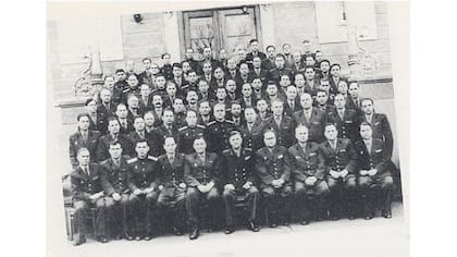 En esta foto de graduados de la Academia de Ingeniería de Artillería Dzerzhinskiy de la URSS. Penkovsky es el tercero desde la derecha en la primera fila