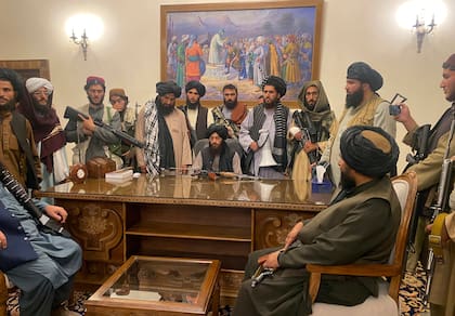 En esta foto del 15 de agosto de 2021, combatientes del Talibán toman el control del palacio presidencial en Kabul, Afganistán, después de que el presidente Ashraf Ghani huyera del país. 
