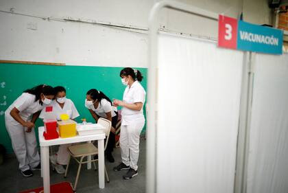 En esta foto del 18 de febrero de 2021, enfermeras leen instrucciones sobre cómo administrar la vacuna Sputnik V contra COVID-19 en una escuela pública de Bernal, en las afueras de Buenos Aires