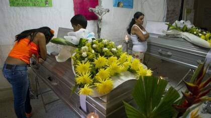 En esta foto del 19 de febrero, se observa el velorio de dos niños de 11 años que murieron a manos de una banda criminal en una de las zonas más pobres de Medellín