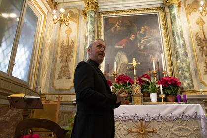 En esta foto del lunes 9 de diciembre de 2019, monseñor John Kennedy, jefe de la Congregación para la Doctrina de la Fe, camina por una capilla mientras habla durante una entrevista en el Vaticano durante una entrevista en el Vaticano