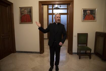 En esta foto del lunes 9 de diciembre de 2019, monseñor John Kennedy, jefe de la sección de disciplina de la Congregación para la Doctrina de la Fe, habla durante una entrevista en el Vaticano