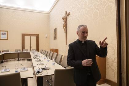 En esta foto del lunes 9 de diciembre de 2019, monseñor John Kennedy, jefe de la sección de disciplina de la Congregación para la Doctrina de la Fe, habla durante una entrevista en el Vaticano