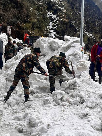 En esta foto difundida por el ejército indio, soldados limpian la nieve de una avalancha cerca del paso de montaña de Nathu La, en el estado indio de Sikkim, el martes 4 de abril de 2023.