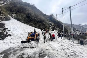 Murieron siete turistas y hay decenas desaparecidos tras una avalancha de nieve en el Himalaya