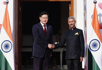 En esta foto difundida por el Ministerio indio de Asuntos Exteriores, el ministro indio de Asuntos Exteriores, S. Jaishankar, a la derecha, da la bienvenida a su homólogo chino, Qin Gang, a su llegada a la reunión de ministros de Asuntos Exteriores del G20, en Nueva Delhi, India, el jueves 2 de marzo de 2023.