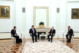 En esta foto difundida por la Oficina de Prensa Presidencial de Rusia, el presidente ruso Vladimir Putin y el presidente chino Xi Jinping conversan durante su reunión en el Kremlin en Moscú, Rusia, el lunes 20 de marzo de 2023.