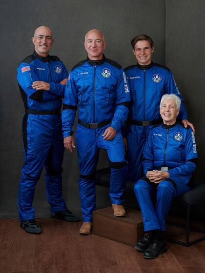 En esta foto distribuida por Blue Origin, izquierda a derecha: Mark Bezos, hermano de Jeff Bezos; Jeff Bezos, fundador de Amazon y la empresa de turismo espacial Blue Origin; el holandés Oliver Daemen, y la pionera de la aviación Wally Funk. (Blue Origin via AP)