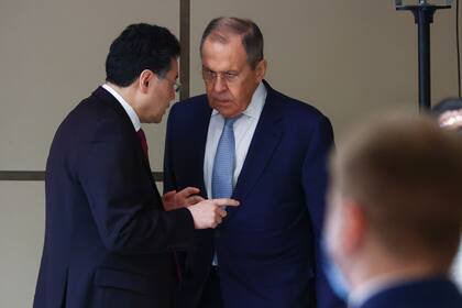 En esta foto distribuida por el Servicio de Prensa del Ministerio de Relaciones Exteriores de Rusia, el Ministro de Relaciones Exteriores de Rusia, Sergei Lavrov, a la derecha, y el Ministro de Relaciones Exteriores de China, Qin Gang, hablan durante su reunión en Samarcanda, Uzbekistán, el jueves 13 de abril de 2023 (Servicio de Prensa del Ministerio de Relaciones Exteriores de Rusia vía AP)
