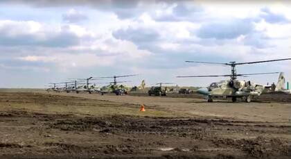 En esta foto distribuida por el Servicio de Prensa del Ministerio de Defensa de Rusia el miércoles 25 de mayo de 2022, helicópteros Ka-52 de la fuerza aérea rusa se preparan para despegar para una misión en Ucrania en un lugar no revelado.