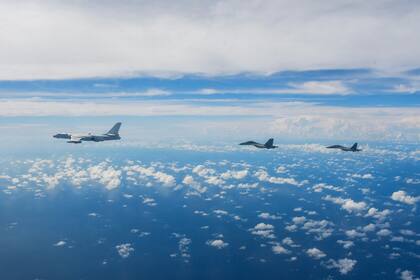  En esta foto distribuida por la Agencia Noticiosa Xinhua, aviones del Comando del Teatro Oriental del Ejército Popular de Liberación chino realizan ejercicios de combate en torno a la isla de Taiwán, jueves 11 de agosto de 2022.