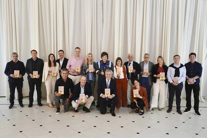 En esta foto, el Presidente junto a sus ministros en una cena de cierre de año 2025