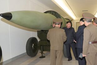 En esta foto facilitada el martes 28 de marzo de 2023 por el gobierno de Corea del Norte, el líder norcoreano Kim Jong Un habla con oficiales militares en una sala donde se muestran lo que parecen ser varios tipos de cabezas nucleares.