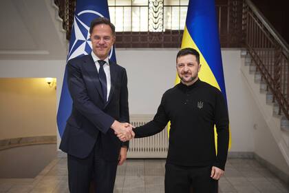 En esta foto facilitada por la oficina de prensa presidencial ucraniana, el secretario general de la OTAN, Mark Rutte, y el presidente de Ucrania, Volodymyr Zelenskyy, a la derecha, posan para una foto durante su reunión en Odesa, Ucrania, el martes 15 de abril de 2025. (Ukrainian Presidential Press Office via AP)