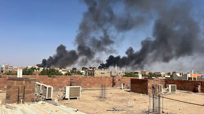 En esta foto facilitada por Maheen S, el cielo se llena de humo en Jartum (Sudán), cerca del Hospital Internacional de Doha, el viernes 21 de abril de 2023.