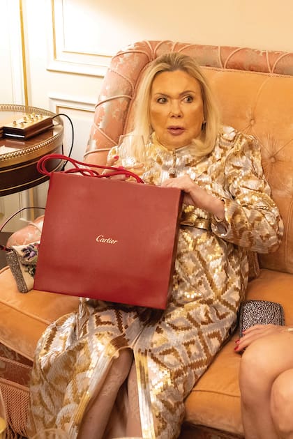 En esta foto, Mimicha sorprendida con el regalo que sus hijas le hicieron: un collar de Cartier inspirado en la icónica pieza Grain de Café que Grace Kelly llevó cuando conoció al príncipe Raniero, en 1956