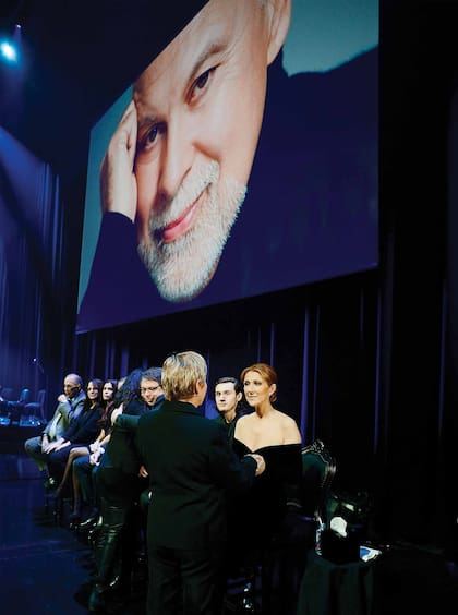 En esta foto proporcionada por el Caesars Palace, la cantante, su hijo René-Charles y Patrick Angélil (hijo de su marido) reciben las condolencias de sus amigos durante la ceremonia celebrada en honor a René, el 3 de febrero de 2016 en Las Vegas.