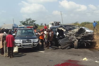 En esta foto proporcionada por el Cuerpo Federal de Seguridad Vial, la gente se reúne en la escena del accidente del boxeador británico Anthony Joshua en Lagos, Nigeria