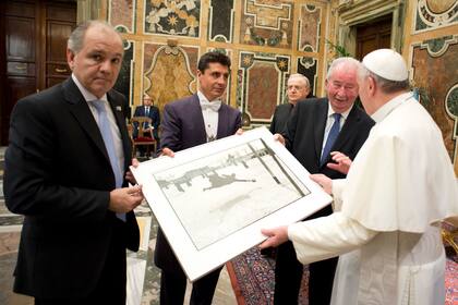 En esta foto proporcionada por el diario vaticano LOsservatore Romano, el Papa Francisco recibe un obsequio del seleccionador argentino Alejandro Sabella, a la izquierda, y Julio Grondona, titular de la Asociación de Fútbol Argentino, durante una audiencia privada en el Vaticano,