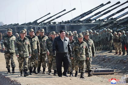 En esta foto proporcionada por el gobierno norcoreano, el líder norcoreano Kim Jong Un, al centro, supervisa ejercicios de tiro de artillería en Corea del Norte (Foto, Agencia Central de Noticias de Corea/Servicio de Noticias de Corea vía AP, Archivo)