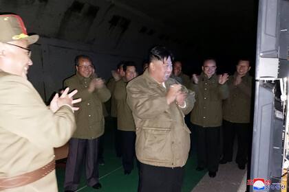 En esta foto proporcionada por el gobierno de Corea del Norte, el líder norcoreano, Kim Jong-un supervisa pruebas de misiles en un lugar no revelado del país, el 12 de octubre de 2022 (Agencia Central de Noticias de Corea/Servicio de Noticias de Corea vía AP)