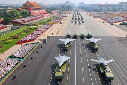En esta foto proporcionada por la agencia de noticias china Xinhua, drones y otro armamento pasan durante el desfile militar para conmemorar el 80mo aniversario del fin de la Segunda Guerra Mundial celebrado frente a la Puerta de Tiananmen en Beijing, el miércoles 3 de septiembre de 2025