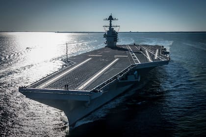 En esta foto, proporcionada por la Armada de Estados Unidos, el USS Gerald R. Ford realiza sus primeras pruebas en el mar, el 8 de abril de 2017, en Newport News, Virginia