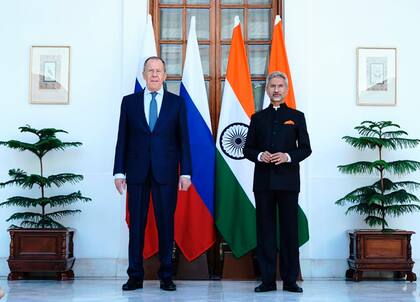 En esta foto proporcionada por la cuenta de Twitter del ministro de Asuntos Exteriores de la India, S. Jaishankar, y su homólogo ruso, Sergei Lavrov, se fotografían antes de su reunión en Nueva Delhi, India, el viernes 1 de abril de 2022. 