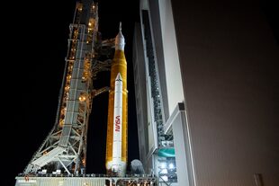 En esta foto proporcionada por la NASA, el cohete del Sistema de Lanzamiento Espacial (SLS) de la NASA con la nave espacial Orión a bordo se ve encima del lanzador móvil mientras sale del Edificio de Ensamblaje de Vehículos a la Plataforma de Lanzamiento 39B en el Centro Espacial Kennedy de la NASA el 3 de noviembre de 2022 en Cabo Cañaveral, Florida.