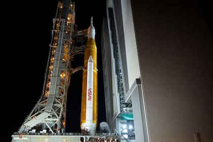 En esta foto proporcionada por la NASA, el cohete del Sistema de Lanzamiento Espacial (SLS) de la NASA con la nave espacial Orión a bordo se ve encima del lanzador móvil mientras sale del Edificio de Ensamblaje de Vehículos a la Plataforma de Lanzamiento 39B en el Centro Espacial Kennedy de la NASA el 3 de noviembre de 2022 en Cabo Cañaveral, Florida.
