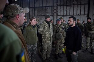 En esta foto proporcionada por la Oficina de Prensa Presidencial de Ucrania, el presidente ucraniano Volodimir Zelensky habla con soldados en una posición cerca de Bakhmut, región de Donetsk, Ucrania, el miércoles 22 de marzo de 2023.