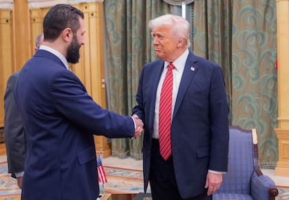 En esta foto publicada por el Palacio Real de Arabia Saudí, el presidente Donald Trump estrecha la mano del presidente interino de Siria, Ahmad al-Sharaa, en Riad, Arabia Saudí, el 14 de mayo de 2025. (Bandar Aljaloud/Palacio Real de Arabia Saudí vía AP)