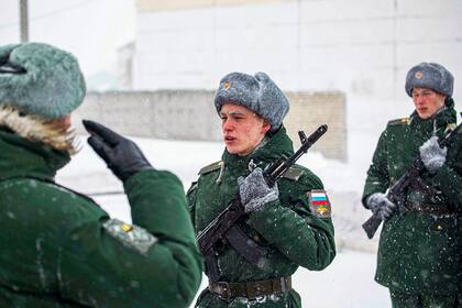En esta foto publicada por el Servicio de Prensa del Ministerio de Defensa de Rusia el 22 de enero de 2022, militares del regimiento de ingenieros-sapers prestan el juramento militar en la región de Voronezh, Rusia. 